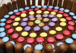 Pastel de smarties y chocolate con fingers de cadbury magimix