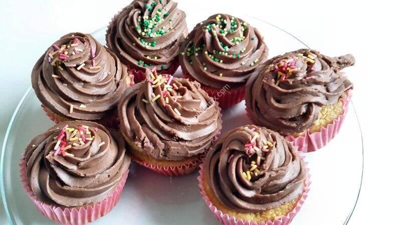 Cupcakes Louboutin (cupcakes chocolat noirs brillants, glaçage